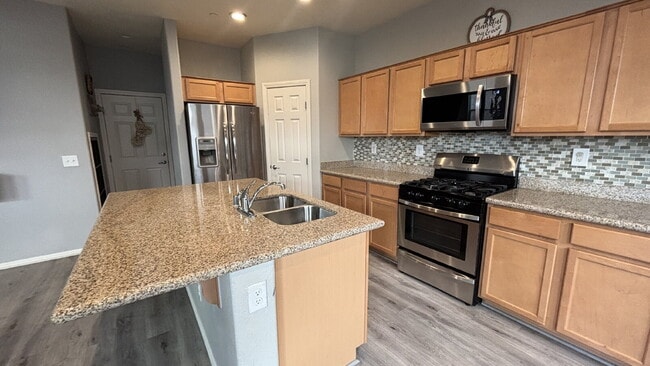 Building Photo - 4 Bed, 3 Bath