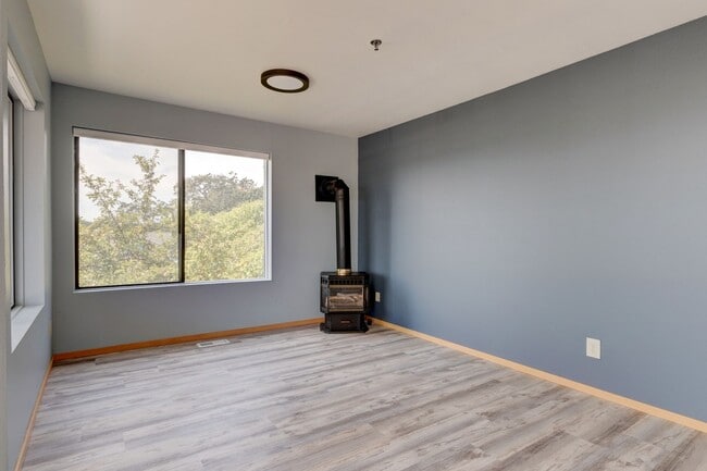 Building Photo - 2 Bed 2 Bath Water View Condo - Water/Sewe...