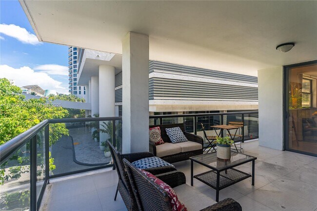 Foto del edificio - 5845 Collins Ave