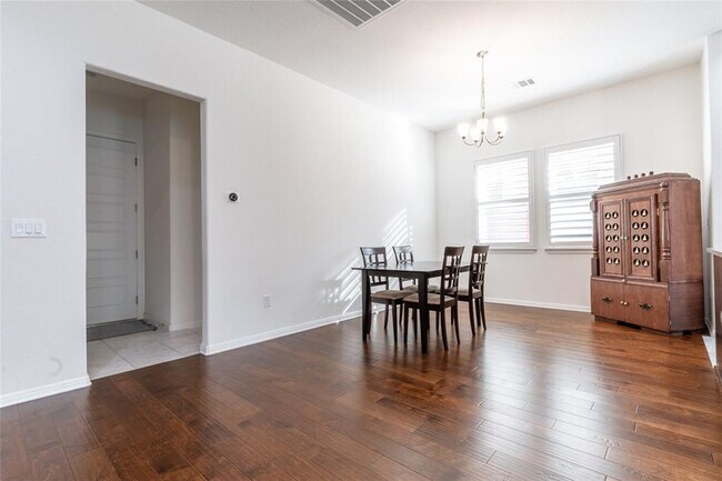 Building Photo - 2913 Zelma Dr