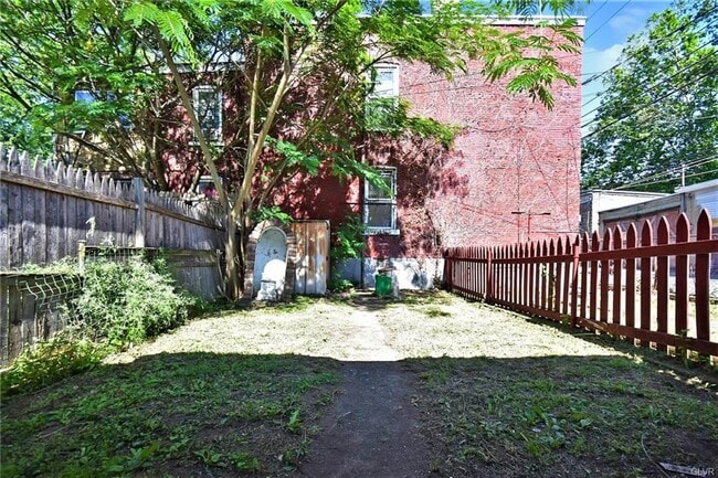 yard - 421 Buchanan St