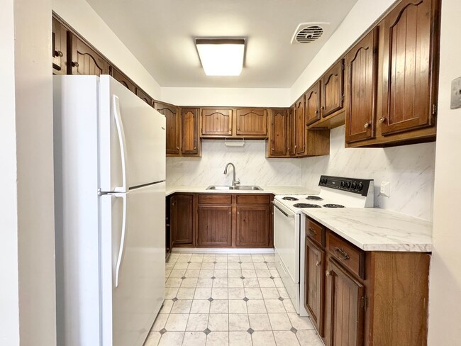 Building Photo - Adorable 2 Bedroom Duplex Close to Downtow...