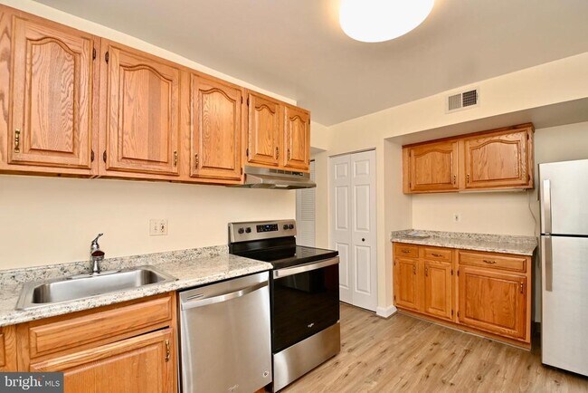 Building Photo - 9723 Kings Crown Ct