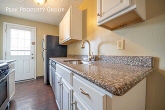 Building Photo - 424 E Mithoff St