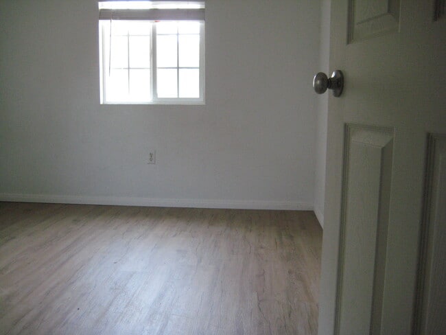 Building Photo - 253 Leighton Dr