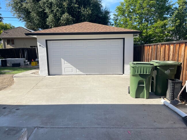Building Photo - 2261 Boxwood Dr