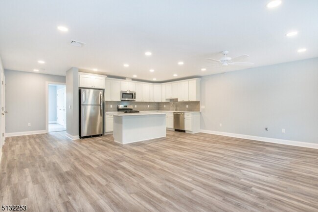 Building Photo - 27 St Lukes Pl
