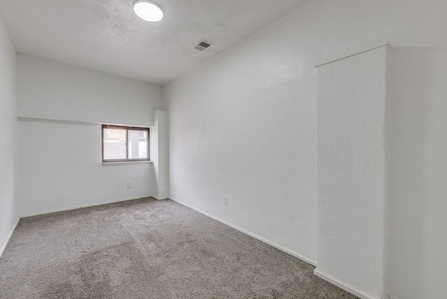 Building Photo - AVAILABLE AUGUST 2026 - Updated 2 Bedroom Apartment Located in the heart of a GREAT Neighborhood