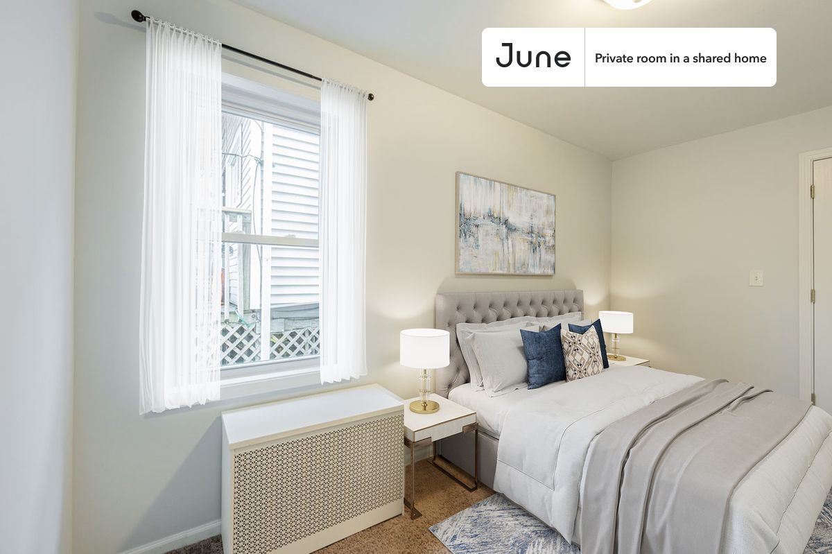 Private bedroom in 3 bed/1 bath Home Condo for Rent in Chicago, IL