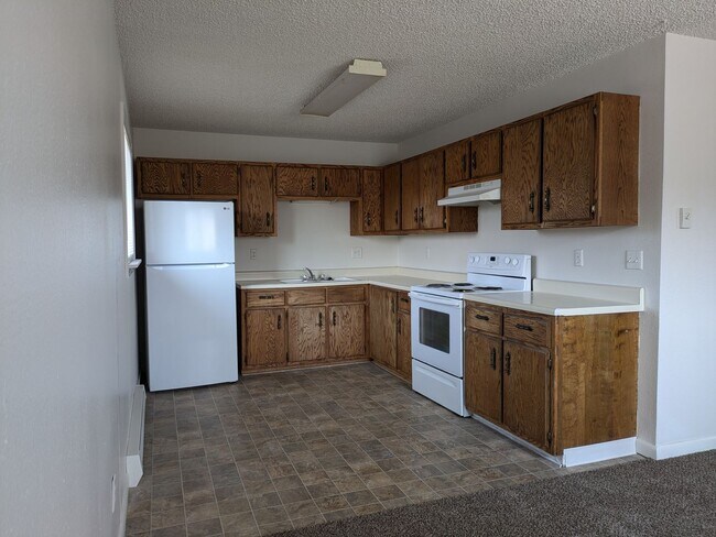 Building Photo - Darling Duplex!