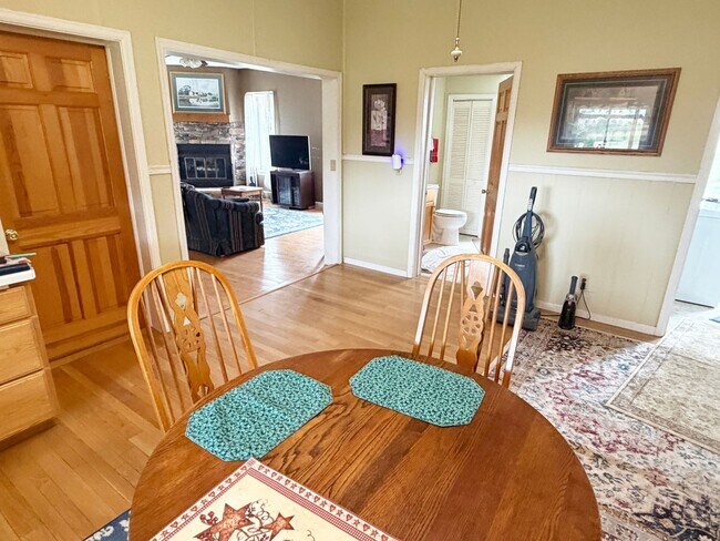 Foto del edificio - 5-Bedroom 2-Bath Updated Farmhouse on 10-acres with a Pond