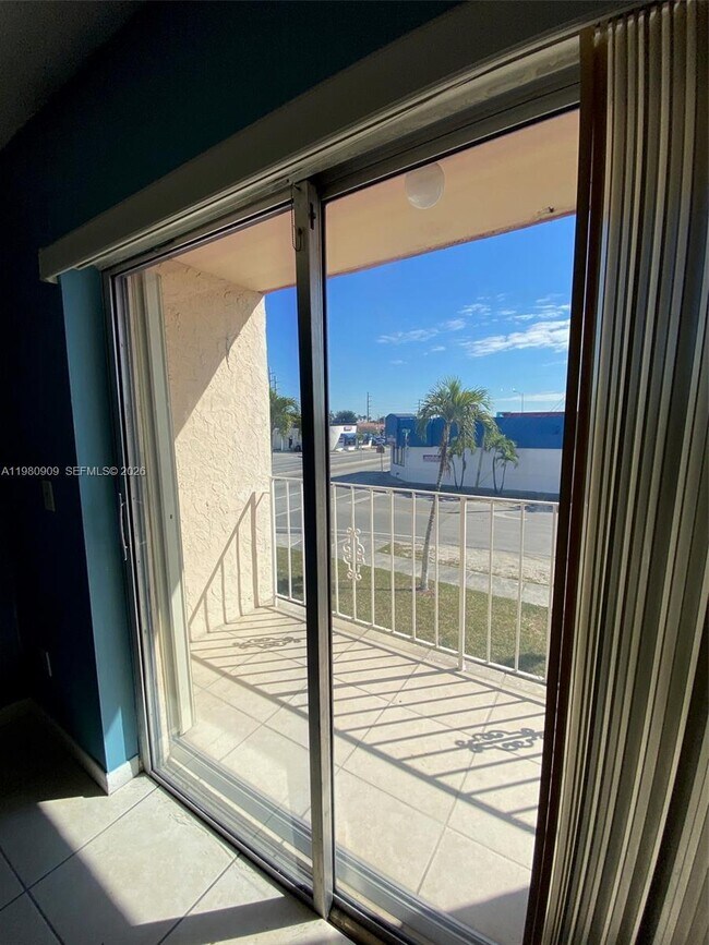 Foto del edificio - 6820 W Flagler St