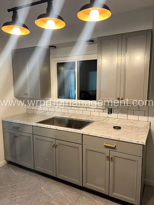 Building Photo - 3 Bed 1 Bath Home in Lambertville Availabl...