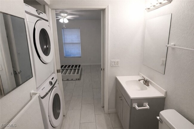 Building Photo - 2912 SE Santa Barbara Pl