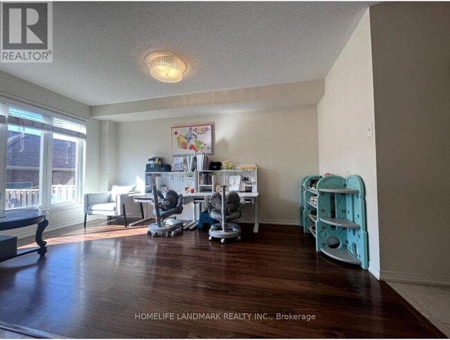 Photo du bâtiment - 1083 Bur Oak Ave