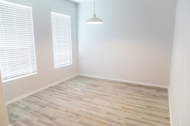 Building Photo - 1829 Cross Oaks Dr