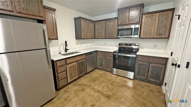 Building Photo - 977 Cline Dr