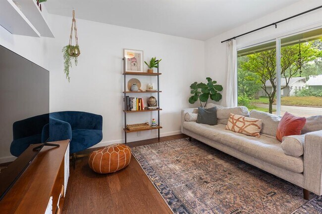 Foto del edificio - 5210 Waterbrook Dr