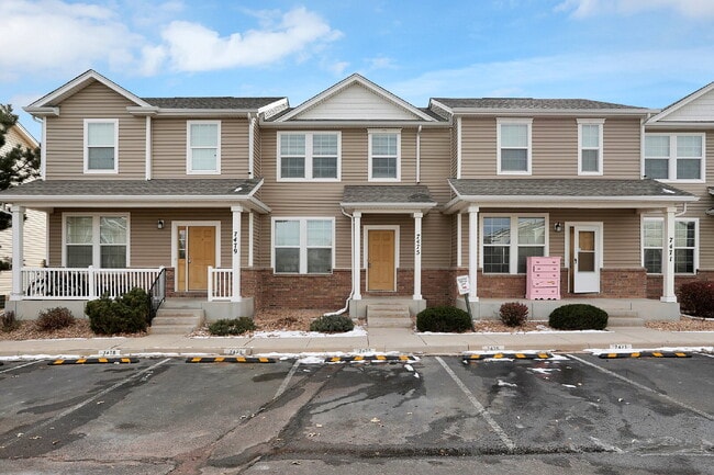 Building Photo - Updated 2-Bed Townhome Just Minutes from F...