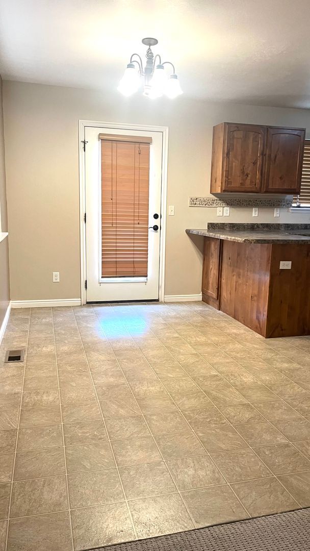 Building Photo - 6 Bedroom/3 Bathroom House in Eagle Mountain