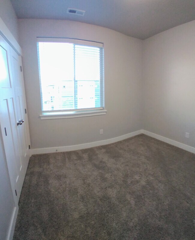 Building Photo - 787 N 380 W
