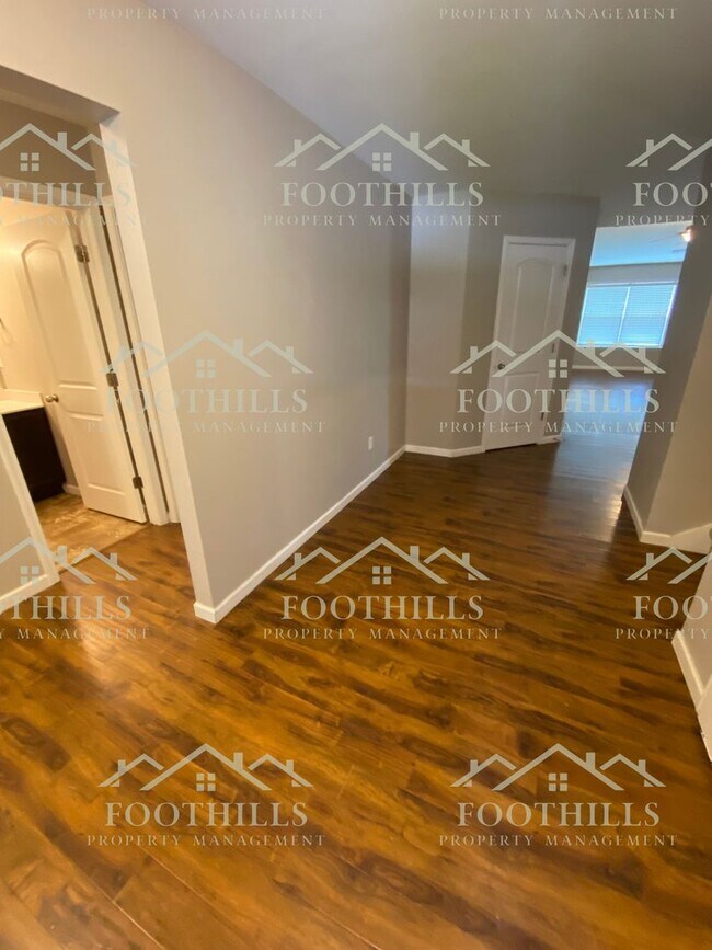 Foto del edificio - Serene Lakeside Living: 4BR 2BA Home with ...