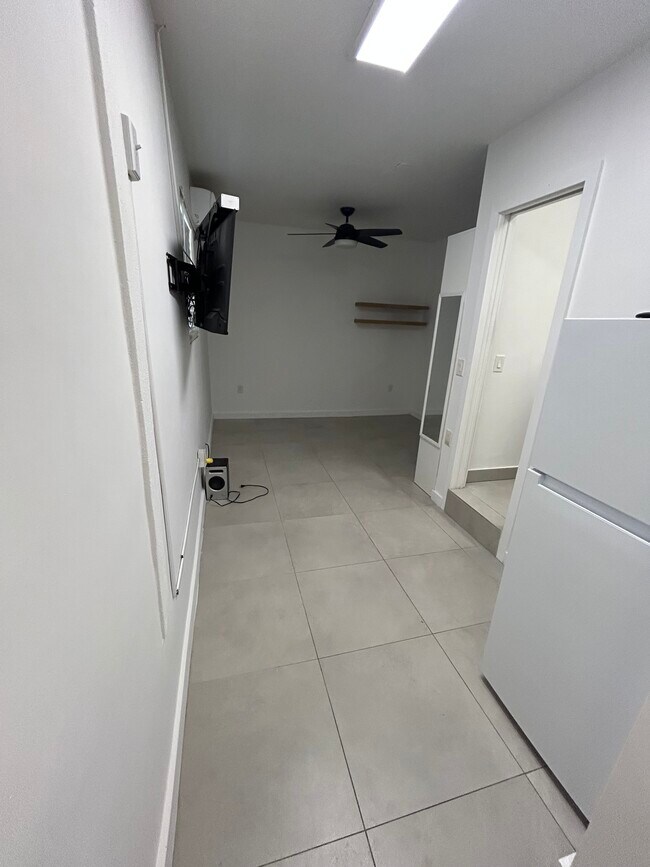 Building Photo - 570 SW 45th Ave