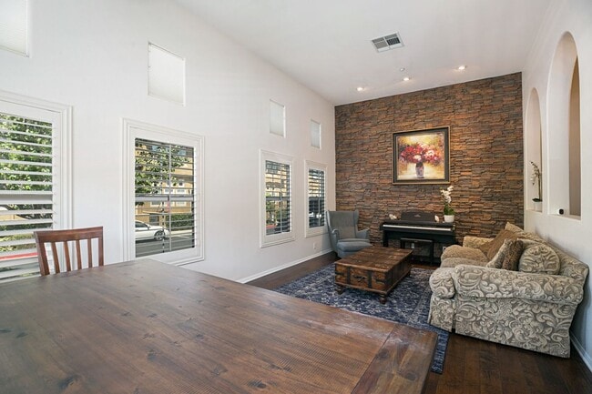 Building Photo - 13325 Via Costanza