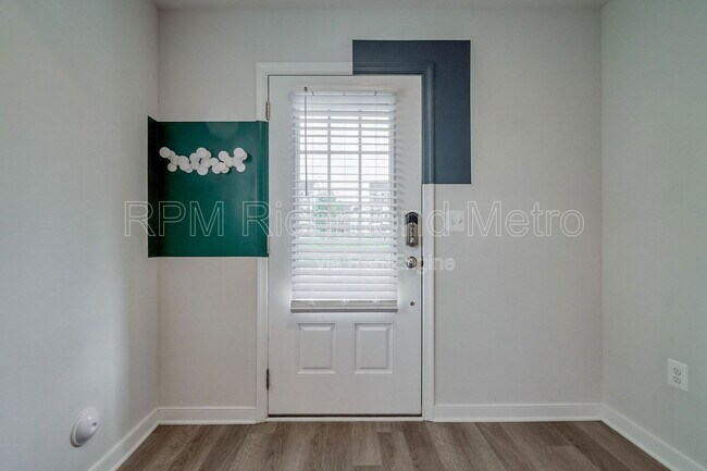 Building Photo - 1413 Kerr Dr