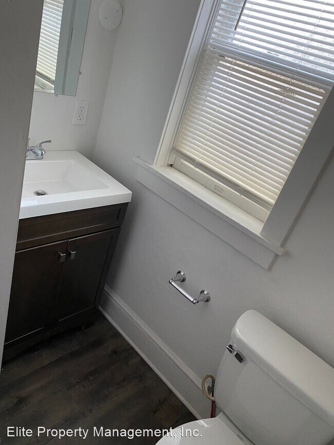 Building Photo - 3 br, 1 bath House - 137 S. Beaver St. Apt. C