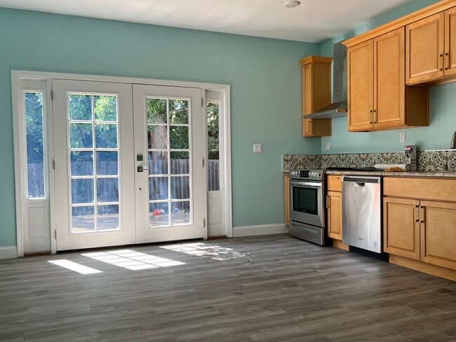 Building Photo - 5746 Robinhood Dr