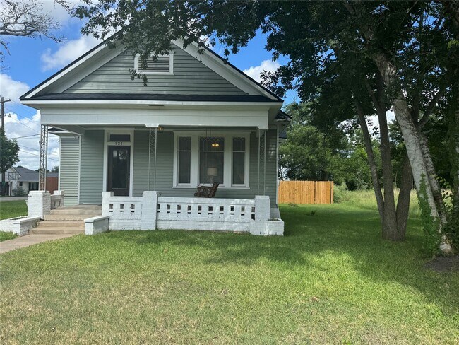 Building Photo - 824 S Masonic St