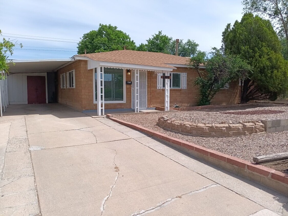 Foto principal - Cozy 4-bedroom, 2-bathroom home! Showings ...