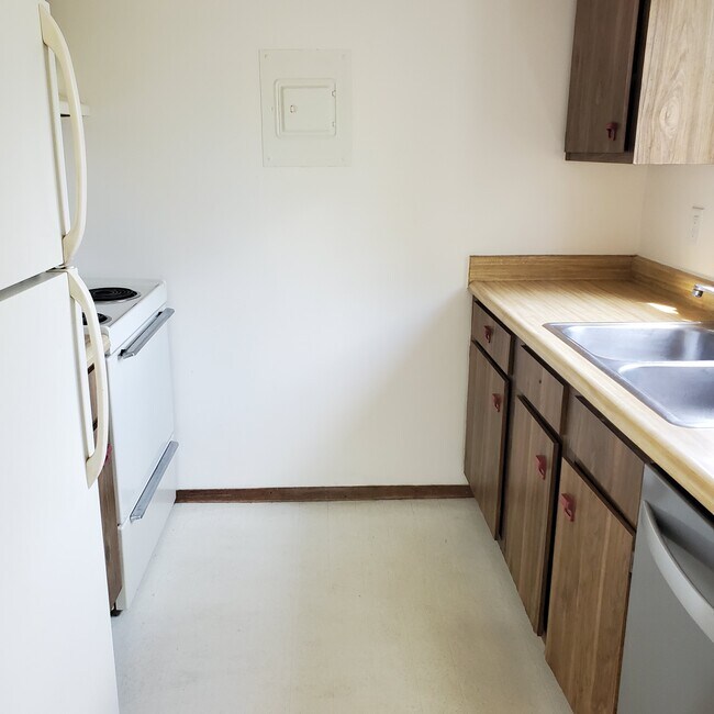 galley kitchen - 2609 Smithfield Dr