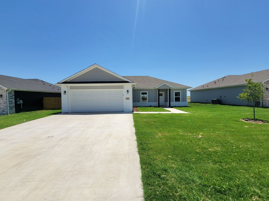 Foto principal - Brand New 3 BR / 2 BA Home in Corsicana!