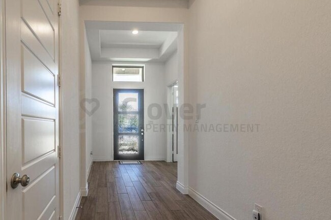 Foto del edificio - 3136 Creek Ridge St