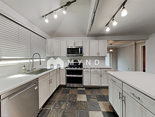 Building Photo - 3 br, 2 bath House - 4645 N Fillmore St