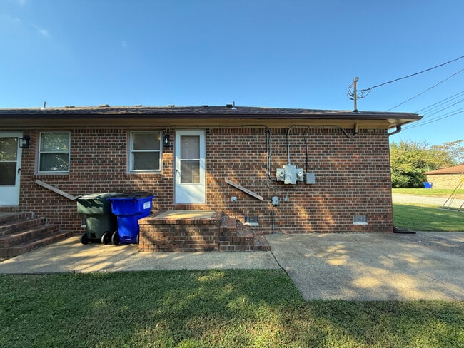 Building Photo - 1553 Hemlock St