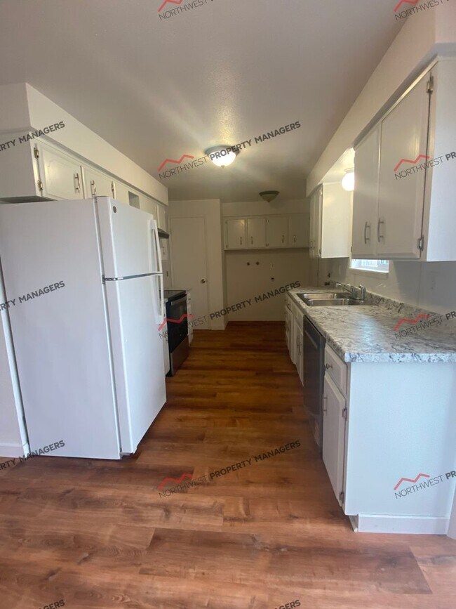 Building Photo - R19B