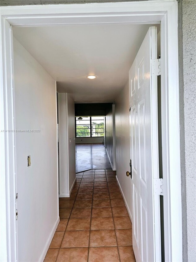 Foto principal - 1520 Whitehall Dr