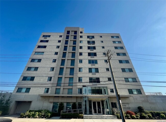 Building Photo - 170 W Broadway