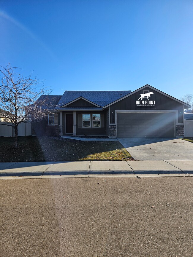 Foto del edificio - 3bed/2bath home w/bonus room, 2 car garage, fenced yard, and landscaping included.