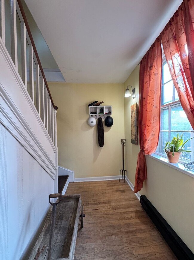 Building Photo - Beautiful Two Bedroom + Deck in Society Hill