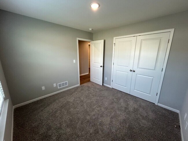 Foto del edificio - 651-653 Fall Meadow Lane