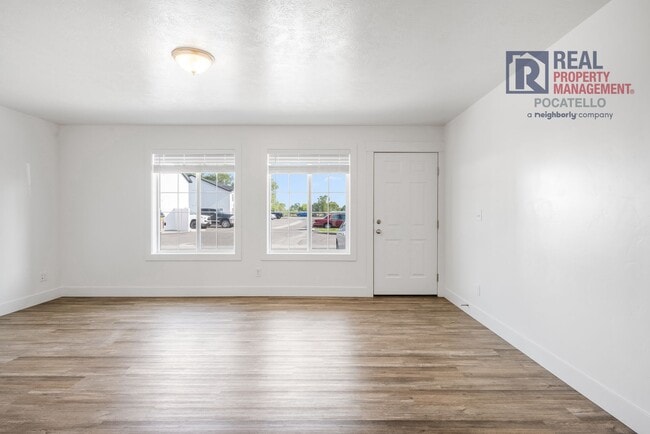 Building Photo - 251 W Linden Ave