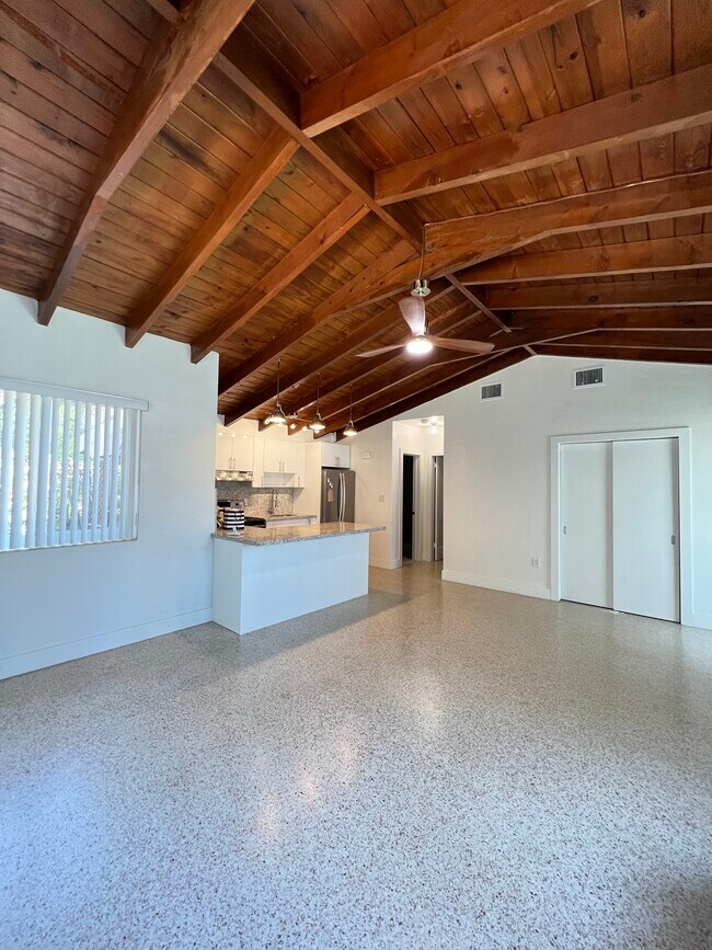 Foto del edificio - 2100 SW 26th St