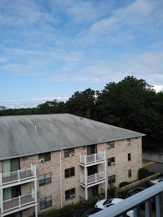 Building Photo - 22 Kenmar Dr