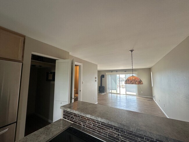 Building Photo - 2 Bed 2 Bath Waterfront Condo in Sandy Point