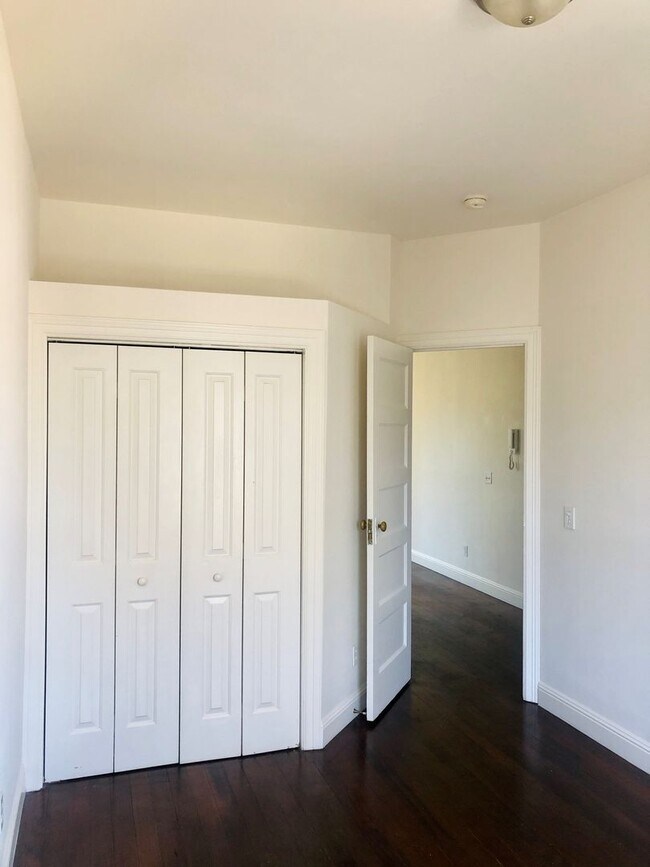 Foto del edificio - Sunlit Top Floor Jr. One Bedroom apartment home in Hayes Valley