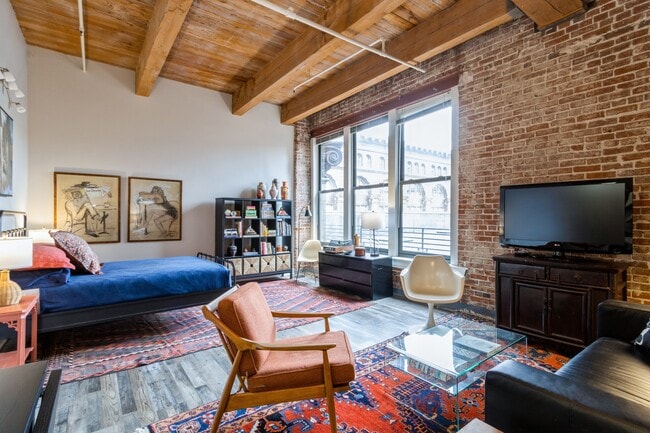 Foto del edificio - 308 W 8th St